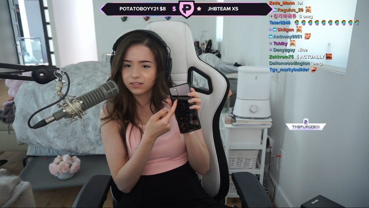 What chair does Pokimane use?